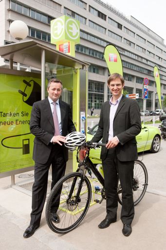 Vorschau Bild von : Dr. Hannes Ametsreiter, Generaldirektor Telekom Austria und mobilkom Austria, mit DI Martin Blum, Experte Verkehrspolitik VCÖ, vor dem ersten Prototyp einer Telefonzelle mit integrierter Stromtankstelle.