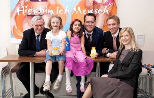  dm drogerie markt stellt Österreichs größtes Vorsorgeprogramm zum gesunden Genuss der Sonne vor: Die Initiative "dm Sonnenkinder" erreicht jedes dritte Kindergartenkind in Österreich! Im Bild v.l.n.r. Prim. Univ.-Prof. Dr. Helmut Hintner, Vorstand der Universitätsklinik für Dermatologie der PMU/SALK Salzburg; zwei "dm Sonnenkinder" Elena Nethalo und Elena Bayer; Dipl. BW Harald Bauer, dm Geschäftsleitung, Ressort Marketing und Einkauf; Thomas Lichtblau, Sales Director CEE, Beiersdorf; Klaudia Lienhart, Brand Managerin Nivea, Beiersdorf