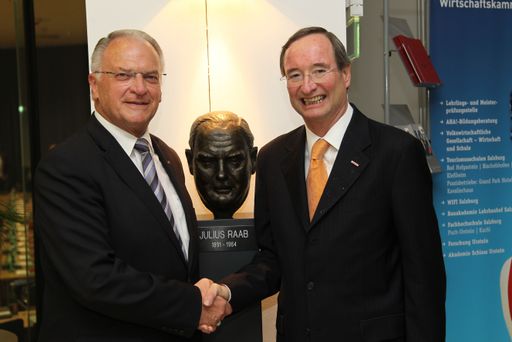 Vorschau Bild von Wirtschaftsparlament der Wirtschaftskammer Salzburg mit Angelobung des neues Präsidiums.Foto: Franz Neumayr 4.5.2010.v.l. Julius Schmalz, Christoph Leitl