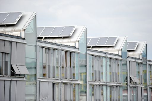 Sieger-Solaranlage des Wettbewerbs "Die schönste Solaranlage"; GWG Wohnhausanlage, Solar City/Pegasusweg; Gesamtkollektorfläche 418 m2