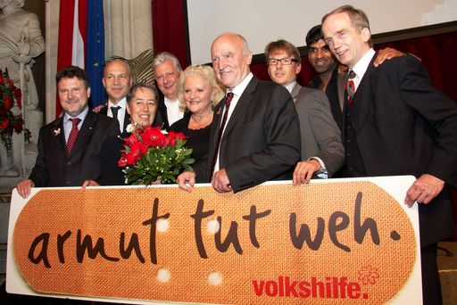 http://pressefotos.at/m.php?g=1&u=43&dir=201005&e=20100504_v&a=event
im Bild v.l.n.r.: Michael Ludwig (Vizebürgermeister), Erich Fenninger(Geschäftsführer der Volkshilfe Österreich), Margit Fischer, Edi Finger jr., Marika Lichter, Josef Weidenholzer (Volkshilfe Präsident), Serge Falck, Ramesh Nair und Magic Christian