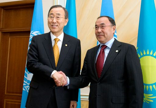 Außenminister Kanat Saudabayev (rechts) trifft UN-Generalsekretär Ban Ki-moon (links).
