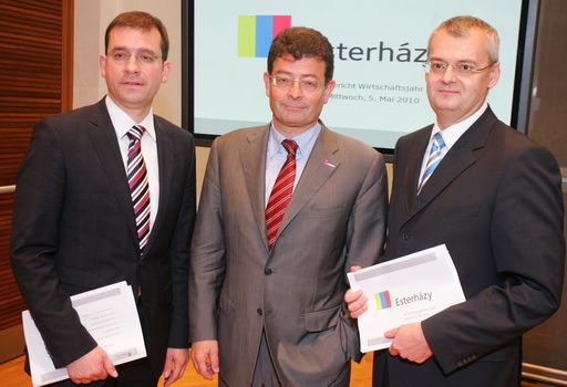 http://pressefotos.at/m.php?g=1&u=68&dir=201005&e=20100505_e&a=event
Wien - Bericht über das Wirtschaftsjahr 2009. Die Esterházy Betriebe verstehen sich als ein modernes Wirtschafts-, Tourismus- und Kulturunternehmen, das auf eine lange Historie zurückblickt.