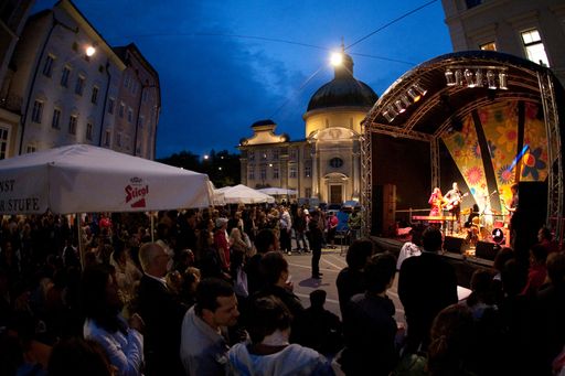  Das Kaiviertelfest in der Salzburger Altstadt (im Bild der Kajetanerplatz mit der Kajetanerkirche) verspricht eine musikalische Weltreise zum Nulltarif.