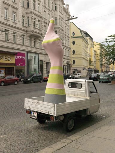 Erwin Wurm, Geste mobil, 2008
Mixed Media
371 x 327 x 143 cm
MAK-Sammlung Gegenwartskunst