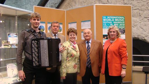 Der russische Akkordeonmeister Konstantin Ischenko ist einer der Juroren beim 10. World Music Festival im Congress Innsbruck. Weiters im Bild (v.l.n.r.): GF Georg Lamp, Gertrude Mayr (Obfrau des städtischen Kulturausschusses der Stadt Innsbruck), Arnold Kutzli (Ehrenpräsident DHV), Hedy Stark-Fussnegger (gf. Vizepräsidentin DHV).