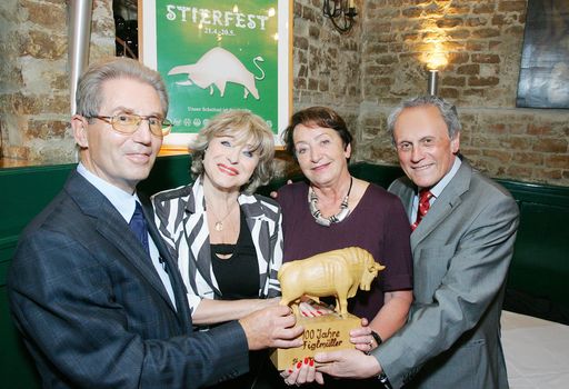 http://pressefotos.at/m.php?g=1&u=68&dir=201005&e=20100506_s&a=event
v.l.n.r: Ing. Hans Figlmüller (Stiergastronom), Eva Vaskovich-Fidelsberger (Astrologin), Elisabeth Gehrer (ehem. Bildungsministerin), Prof. Dr. Josef Höchtl (ehem. NR-Abg. und Bundesobmann des ÖAAB, Stierbundgründer)