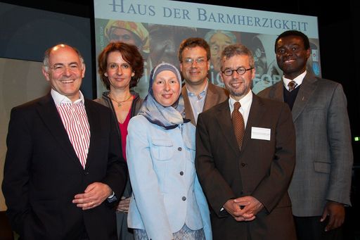 http://pressefotos.at/m.php?g=1&u=43&dir=201005&e=20100505_h&a=event
V.l.n.r.: Prof. Georg Markus (Autor und Zeitungskolumnist), Mag. Patricia Pawlicki (Moderation), Carla Amina Baghajati (Islamische Glaubensgemeinschaft Österreich), FH-Prof. Mag. Johannes Pflegerl (Sozialwissenschafter, FH St. Pölten), Univ.-Prof. Dr. Christoph Gisinger (Haus der Barmherzigkeit) und Dr. Mag. Emeka Emeakaroha (Kaplan, Obergrafendorf)