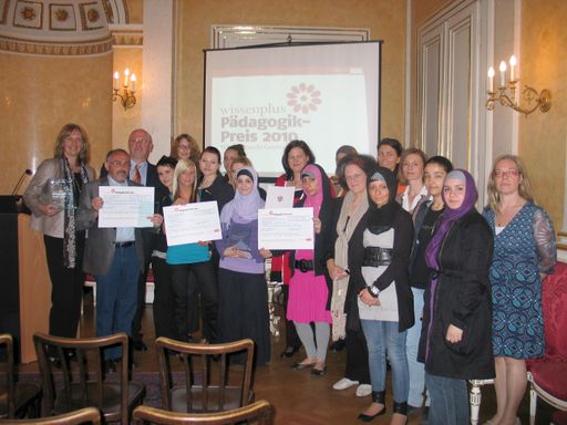 Die stolzen Gewinnerinnen und Gewinner des wissenplus Pädagogikpreises 2010 mit Sektionschef Mag. Siegl (BMUKK)