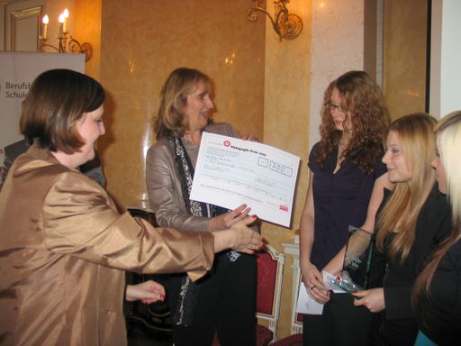 Vorschau Bild von Mag. Waltraud Moritz (Manz Verlag Schulbuch) überreicht den mit 700 Euro dotierten ersten Preis an Projektleiterin Dipl.-Päd. Ulrike Hlavin und die Schülerinnen der Höheren Lehranstalt für Mode, Wien Herbststraße
