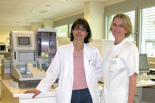 Vorschau Bild von Labor-Spezialistinnen: Dr. Sabine Sussitz-Rack und die biomedizinische Analytikerin Inge Sterner (v.links)