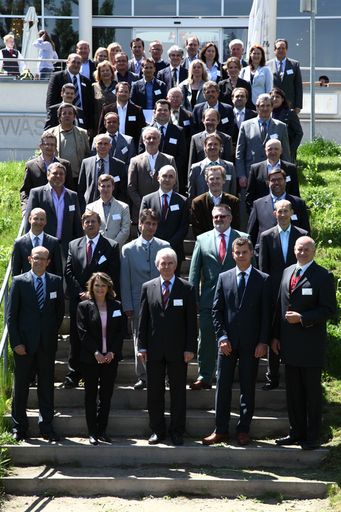 Die Teilnehmer des 30. Fertighaus-Symposions auf der Terrasse des Arcotel Kaiserwasser in Wien.