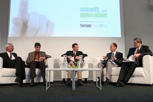 http://pressefotos.at/m.php?g=1&u=82&dir=201005&e=20100511_b&a=event
Werden wir morgen noch produzieren? forum bmvit über die Zukunft der österreichischen Sachgüterindustrie am Podium Engelbert Westkämper (Fraunhofer Institut IPA), Friedrich Mader (GF Profactor), Moderator Wolfgang Polt (Johanneum Research), Gerald Schatz (GF Kompetenzzentrum ACCM Linz) und Otto Graf (Produktionsleiter Infineon Villach)