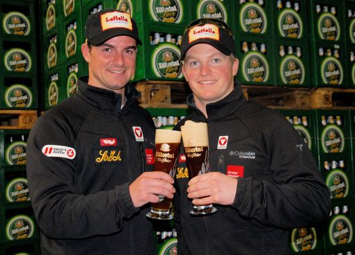  Die Tiroler Gold-Rodler Andreas (li.) und Wolfgang Linger (re.) verkosteten das neue "Zillertal Weißbier Dunkel".