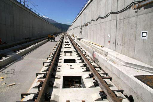 Tag für Tag werden 150 Meter Gleis im System "Feste Fahrbahn" bei der neuen Unterinntaltrasse in Tirol fachmännisch verlegt.