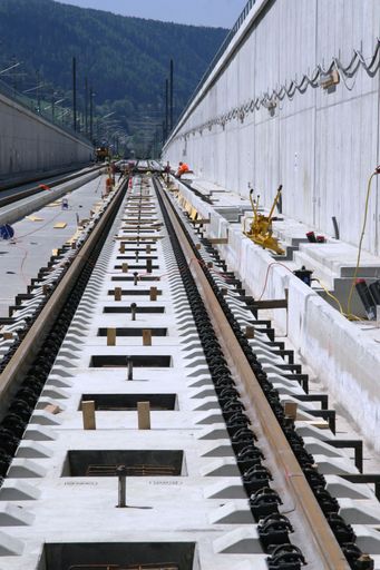 Vorschau Bild von Die neuen Gleise der Unterinntaltrasse in Tirol werden ab sofort fachmännisch verlegt.