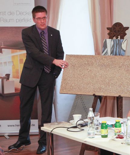 Vorschau Bild von Filip Miermans Head of Marketing and Communications von Heradesign zeigt die "Ur"-Heraklith, wie sie auch nach 100 Jahren noch immer Verwendung findet. Um ihre Akustikwirung voll entfalten zu können musste sie aber völlig neu erfunden werden.