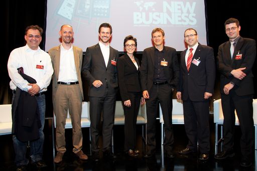 Vorschau Bild von Bei der Podiumsdiskussion am APA-OnlineTag diskutierten Expertinnen und Experten über Chancen von Social Media. V.l.: Robert Basic (Blogger), Marcus Hebein (APA/Moderator), Dieter Rappold (VI Knallgrau), Christine Winter (Mindshare), Christian Nemeth (Orange Austria), Peter Kropsch (APA), Alexis Johann (WirtschaftsBlatt Digital AG)