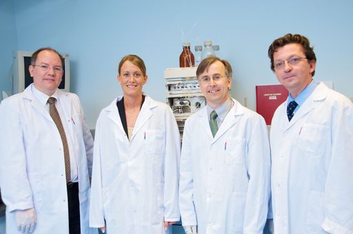 Vorschau Bild von v.l.n.r.: Dr. Michael Nader (Produktmanager International - Leiter Forschung & Entwicklung), Krisztina Fedák (Geschäftsführung Niederlassung IASON Ungarn), Prof. Timothy R. DeGrado (Erfinder 18F-Cholin) und Mag. Christoph Artner (CEO Iason GmbH)