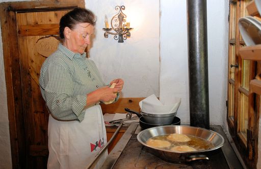 Leni Kaindl bereitet auf der Brentenjochalm ausgezogene Nudeln für die hungrigen Wanderer zu.