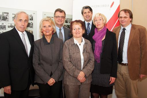  http://pressefotos.at/m.php?g=1&u=43&dir=201005&e=20100519_w&a=event
V.l.n.r. Univ.-Prof. Dr. Michael Kunze (Zentrum für Public Health, Medizinische Universität Wien), Dkfm. Elvira Kopal (Präsidentin der Osteoporose Selbsthilfe Wien), Prof. Dr. Rudolf Müller (Chefarzt der Pensionsversicherungsanstalt), Dr. Maria Parzer (Bundesministerium für Arbeit, Soziales und Konsumentenschutz), Mag. Martin Munte (Geschäftsführer AMGEN Österreich), Elisabeth Feichter, MAS (Präsidentin des Dachverbandes der österreichischen Osteoporose Selbsthilfegruppen) und Prim. Univ. Prof. Dr. Harald Dobnig (Präsident der österreichischen Gesellschaft zur Erforschung des Knochens und Mineralstoffwechsels)