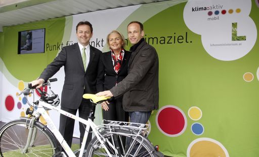  http://pressefotos.at/m.php?g=1&u=52&dir=201005&e=20100520_y&a=event
Start der klima:aktiv mobil Tour 2010.