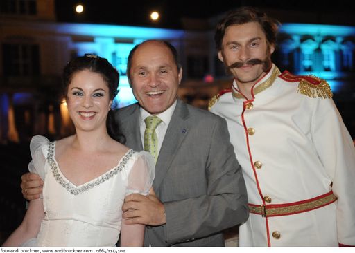 Vorschau Bild von Gestern und heute: LH-Stv. Mag. Wolfgang Sobotka mit den "Habsburgern Sisi und Franz"