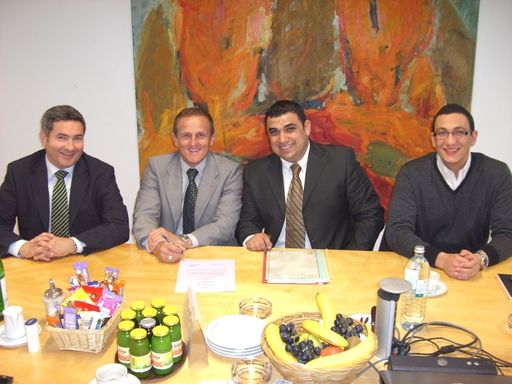 Bei der Vertragsunterzeichnung (v.l.n.r.): Pablo Di Biase und Manfred Knapp von tobaccoland, Ismail Hebesha und Ahmed Elibiary von Nakhla Tobacco.