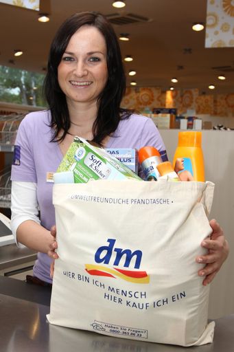 Einzigartig in der österreichischen Handelslandschaft und eine echte Alternative: die umweltfreundliche Pfandtasche bei dm drogerie markt. Im Bild Filialleiterin Carina Schrodi.