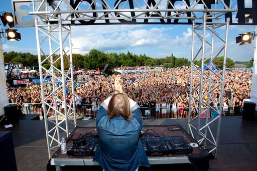 Vorschau Bild von Wenn mehr als 10.000 junge Menschen ein Wochenende lang gemeinsam feiern, wenn Stars wie David Guetta und Jürgen Drews voller Begeisterung sind, wenn eine ganze Stadt in eine Partylocation verwandelt wird, wenn 110 Medienvertreter mit dabei sind, dann ist das Spring Break Europe!