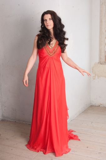 Elisabeth Kulman, Mezzosopranistin der Wiener Staatsoper, posiert für die Fotografin Elisabeth Novy in den geschichtsträchtigen Mauern von Schloss Haggenberg im Weinviertel. Das Portrait-Fotoshooting fand am 16. Mai 2010 in Niederösterreich statt.