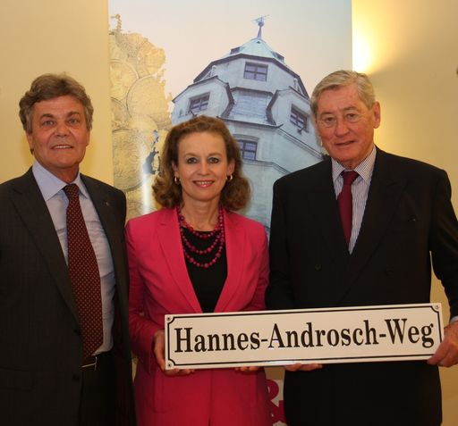 Ein eigener Weg in Hall in Tirol zeugt von der engen Verbundenheit Dr. Hannes Androschs mit der Münzstadt am Inn. Generaldirektor der Münze Österreich Kurt Meyer, Vize-Bürgermeisterin und LA Dr. Eva Posch sowie Dr. Hannes Androsch heute beim Fototermin in der Münze Österreich (v.l.n.r.)