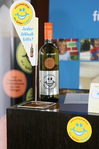 Vorschau Bild von WineAid-Riesling 2009, jede Flasche mit dem praktischen Drop-Stopp auf der Rückseite