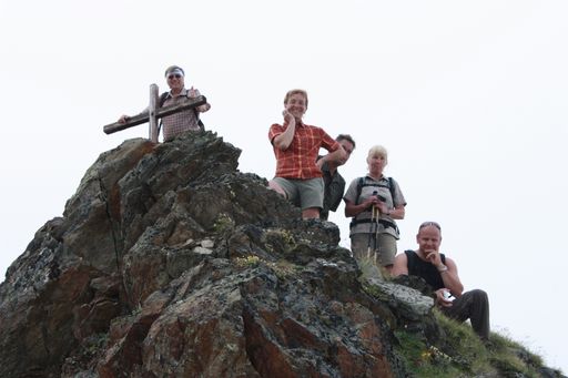 Vorschau Bild von Andrea und Franz Staggl begleiten ihre Gäste seit 10 Jahren als geprüfte Tiroler Bergwanderführer bei vielen Bergwanderungen und wollen sich mit der besonderen Aktion der Gipfelkreuz-Errichtung bei ihren Gästen bedanken.