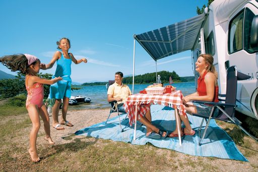  Raus aus dem Wohnwagen und direkt rein ins Wasser. Die Campingplätze an den Kärntner Seen bieten neben idyllischen Wasserplätzen auch tolle Sportangebote, Kinderprogramm und Ausflüge in die nahen Berge.