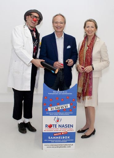 (v.l.n.r.): Rote Nasen Clown Dr. Wiffzack mit Christian Wernhart, Vorstand der Embatex AG, und Monica Culen, Gründerin und Geschäftsführerin Rote Nasen Clowndoctors.