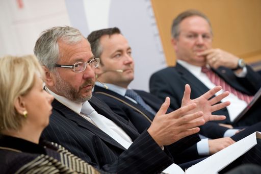 Vorschau Bild von v.l.n.r. KommR. Brigitte Jank, Präsidentin, Wirtschaftskammer Wien; DI Rudolf Schicker, Wiener Stadtrat für Stadtentwicklung und Verkehr; Dr. Hannes Ametsreiter, Generaldirektor, Telekom Austria Group; Ing. Mag. Helmut Miksits, Vorstandsdirektor, Wiener Stadtwerke Holding AG