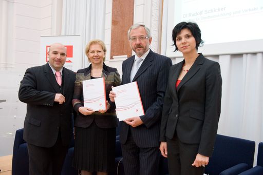 v.l.n.r. David Ungar-Klein, Initiator und Autor, Future Business Austria; KommR. Brigitte Jank, Präsidentin der Wirtschaftskammer Wien; DI Rudolf Schicker, Stadtrat für Stadtentwicklung und Verkehr in Wien; Mag. (FH) Kathrin Kornfeld, Projektleiterin und Co-Autorin, Future Business Austria
