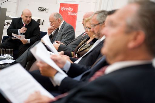 Vorschau Bild von v.l.n.r. David Ungar-Klein, Initiator und Autor, Future Business Austria; Univ.-Prof. Dr. Bernhard Felderer, Direktor, Institut für Höhere Studien; Ing. Mag. (FH) Andreas Matthä, Vorstandssprecher, ÖBB-Infrastruktur AG; KommR. Brigitte Jank, Präsidentin, Wirtschaftskammer Wien; DI Rudolf Schicker, Wiener Stadtrat für Stadtentwicklung und Verkehr; Dr. Hannes Ametsreiter, Generaldirektor, Telekom Austria Group; Ing. Mag. Helmut Miksits, Vorstandsdirektor, Wiener Stadtwerke Holding AG