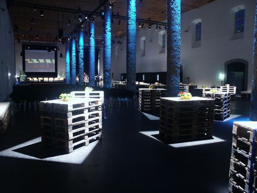  Bis in die 60er des vorigen Jahrhunderts diente das Salzlager als Lagerstätte für bis zu 3.400 Tonnen Salz aus den Salinen der Stadt Hall. In der 1.200 m2 großen Säulenhalle und zwei weiteren jeweils 400 m2 großen Räumen feiern im Salzraum bis zu 1.500 Personen.