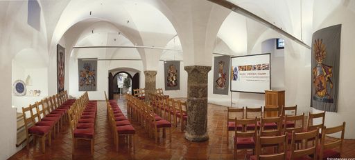 Vorschau Bild von Hinter den historischen Gemäuern des markanten Münzturms der Burg Hasegg wurde bis ins Jahr 1809 das Prägerecht der Stadt Hall ausgeübt. In der wunderschönen Georgskapelle der Burg ehelichte der letzte Ritter Kaiser Maximilian I. im Jahre 1494 seine Frau Bianca Maria Sforza.