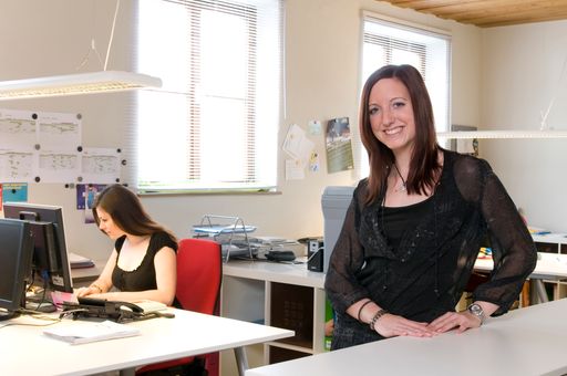 Vorschau Bild von Julia Mareiler setzt in ihren Kerngebieten Grafik und Webdesign kreative Ideen ansprechend um. Nach Abschluss ihrer Ausbildung arbeitete Mareiler erfolgreich als Grafikerin im Tourismus.