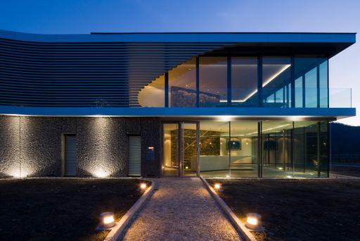 Ende April wurde das neue Wirtschaftsgebäude des Starwinzers F.X. Pichler in Oberloiben eröffnet.