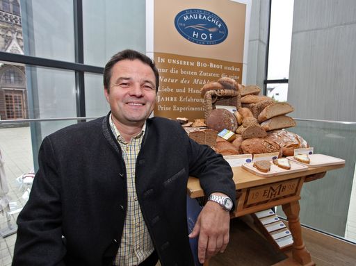  http://pressefotos.at/m.php?g=1&u=54&dir=201006&e=20100601_m&a=event
im Bild: Josef Eder (Geschäftsführer Bio-Hofbäckerei Mauracher GmbH)