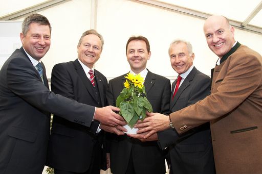 http://pressefotos.at/m.php?g=1&u=43&dir=201006&e=20100602_b&a=event
V.l.n.r. Peter Seidinger (OMV), Vorstandsdirektor Helmut Miksits (Wiener Stadtwerke), Minister Niki Berlakovich (Lebensministerium), Generaldirektor Burkhard Hofer (EVN) und Herbert Stava (Energiepark Bruck/Leitha)