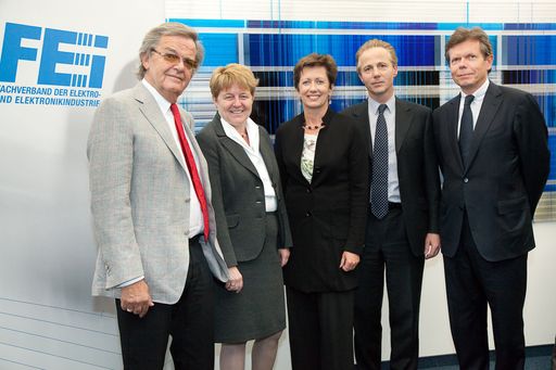 http://pressefotos.at/m.php?g=1&u=66&dir=201005&e=20100519_e&a=event
Der scheidende Obmann des Fachverbandes der Elektro- und Elektronikindustrie (FEEI) mit dem neuen Präsidium unter der Führung von Mag. Brigitte Ederer