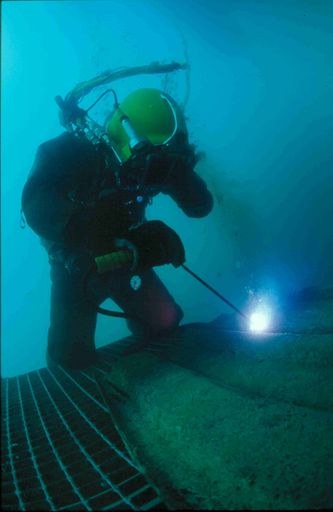 Das Schweißen unter Wasser gehört für die Berufstaucher zum Tagesgeschäft.
