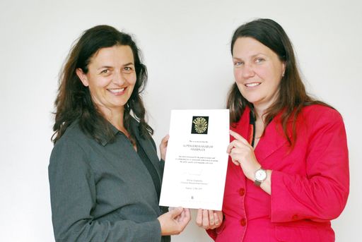 Veronika Raich und Monika Gärtner nehmen für das Alpenverein-Museum in Tampere (Finnland) die Nominierung zum European Museums Award entgegen.