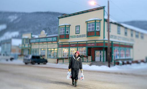  PRESSEFOTOGRAFIE-PREIS OBJEKTIV 2010 VON APA UND CANON - Ein Bild aus der siegreichen Arbeit in der Kategorie Fotoserie: "Dawson City - The Last Frontier" von Lisi Niesner und Georg Hochmuth. Freddie Farr - 54 years old. born in Dawson City. Surveyor ."I thought about leaving - but NO!" Veröffentlichung in "Der Standard". +++ !! SPERRFRIST 21:00 UHR !! HONORARFREIER ABDRUCK NUR IM ZUSAMMENHANG MIT DER BERICHTERSTATTUNG ÜBER DEN "OBJEKTIV 2010"+++