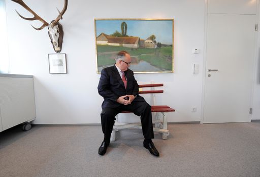 Vorschau Bild von .PRESSEFOTOGRAFIE-PREIS OBJEKTIV 2010 VON APA UND CANON - Gesamtsieger Objektiv 2010 und Siegerbild der Kategorie Wirtschaft: "In aller Bescheidenheit" von Clemens Fabry. Raiffeisen-Generalanwalt Christian Konrad auf einer Bank sitzend. Medium: Die Presse am Sonntag. +++ !! SPERRFRIST 21:00 UHR !! HONORARFREIER ABDRUCK NUR IM ZUSAMMENHANG MIT DER BERICHTERSTATTUNG ÜBER DEN "OBJEKTIV 2010"+++